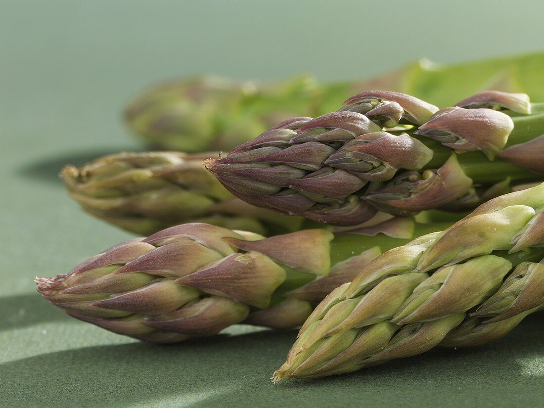 Green asparagus tips (close-up)