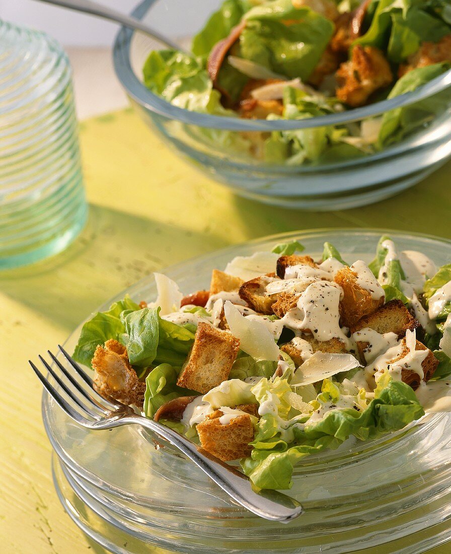 Caesar Salad mit Knoblauchdressing und Croûtons
