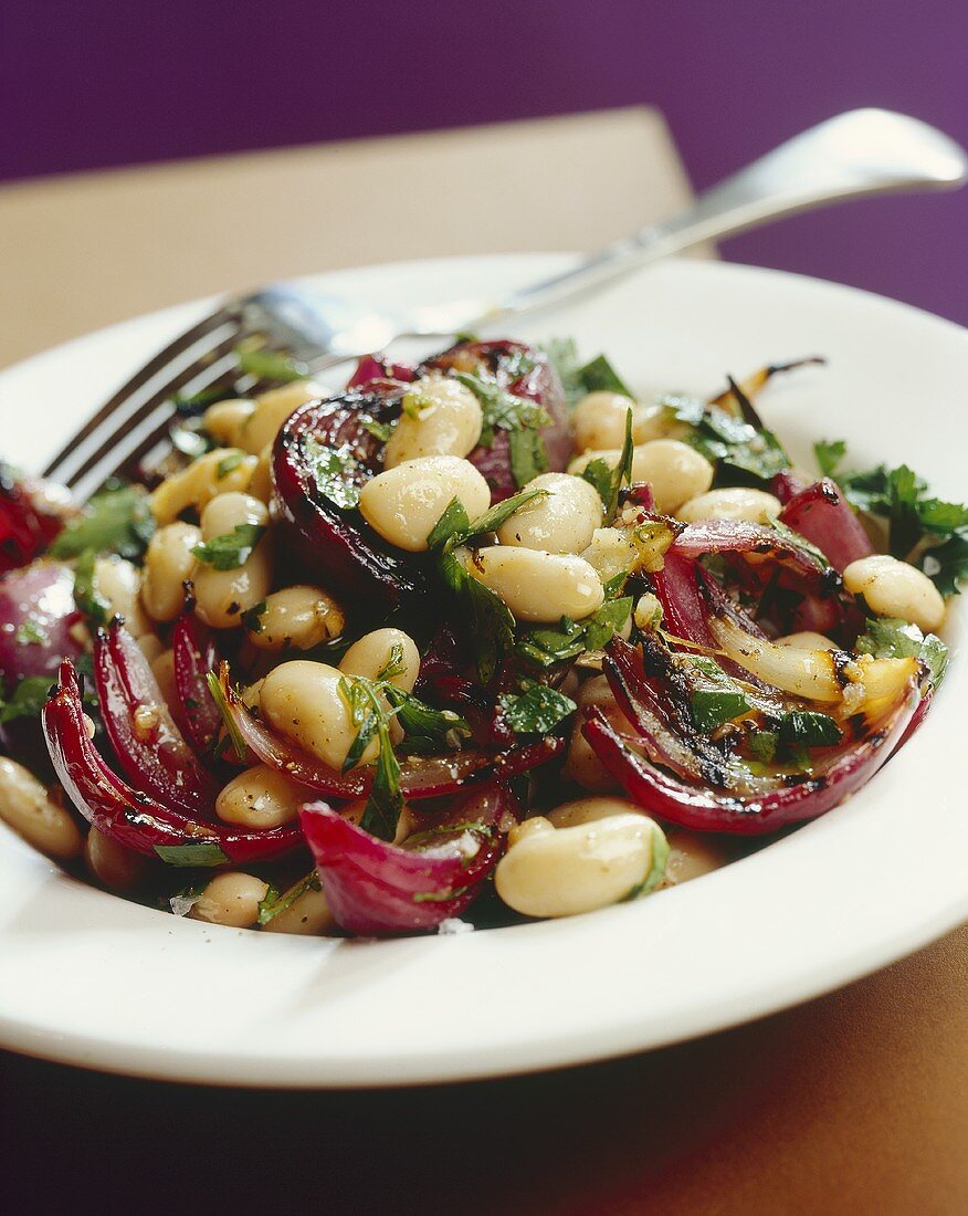 Bean salad with grilled onions