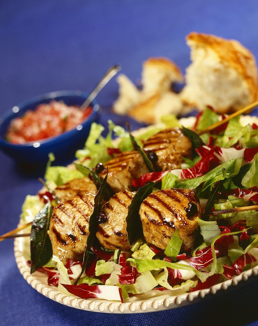 Gegrillte Jakobsmuschelspiesse auf Salat