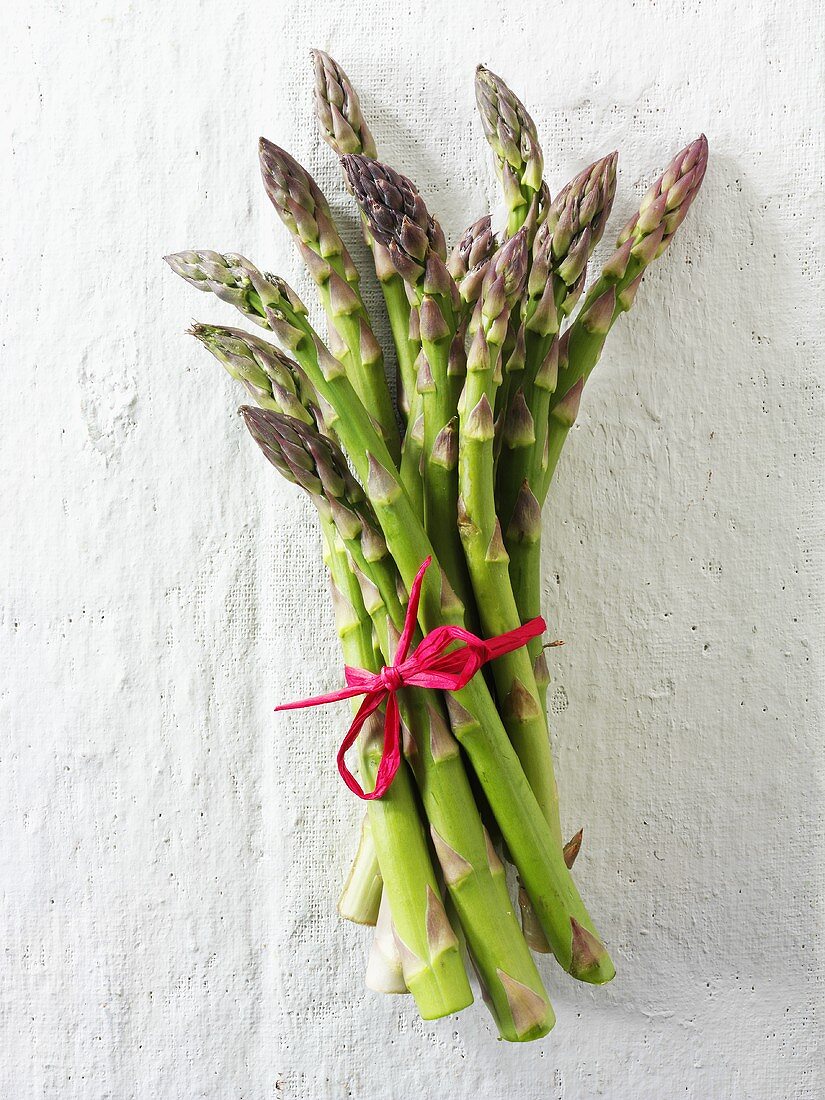 Ein Bund grüner Spargel