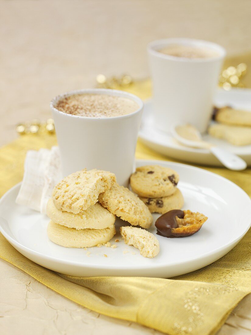 Weihnachtsplätzchen mit heißer Schokolade