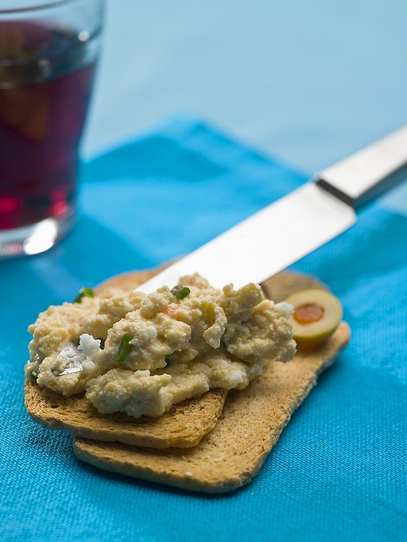 Rührei mit Fisch auf knusprigem Brot