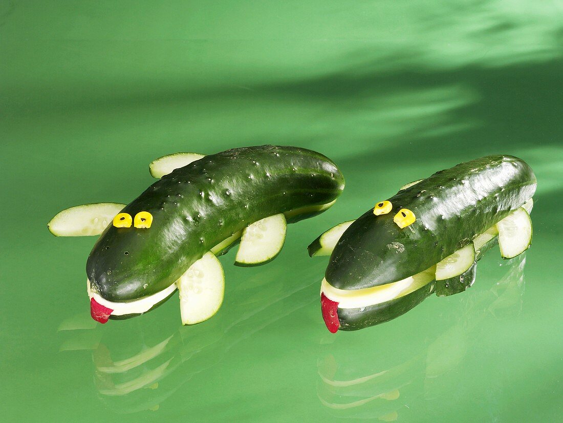 Zwei Gurken-Krokodile