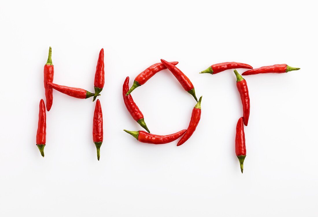 Schriftzug HOT aus roten Chilischoten