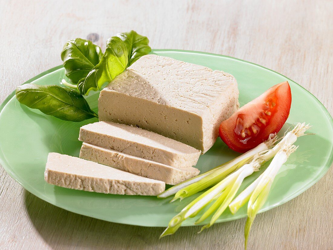 Tofu mit Basilikum und Gemüse auf Teller