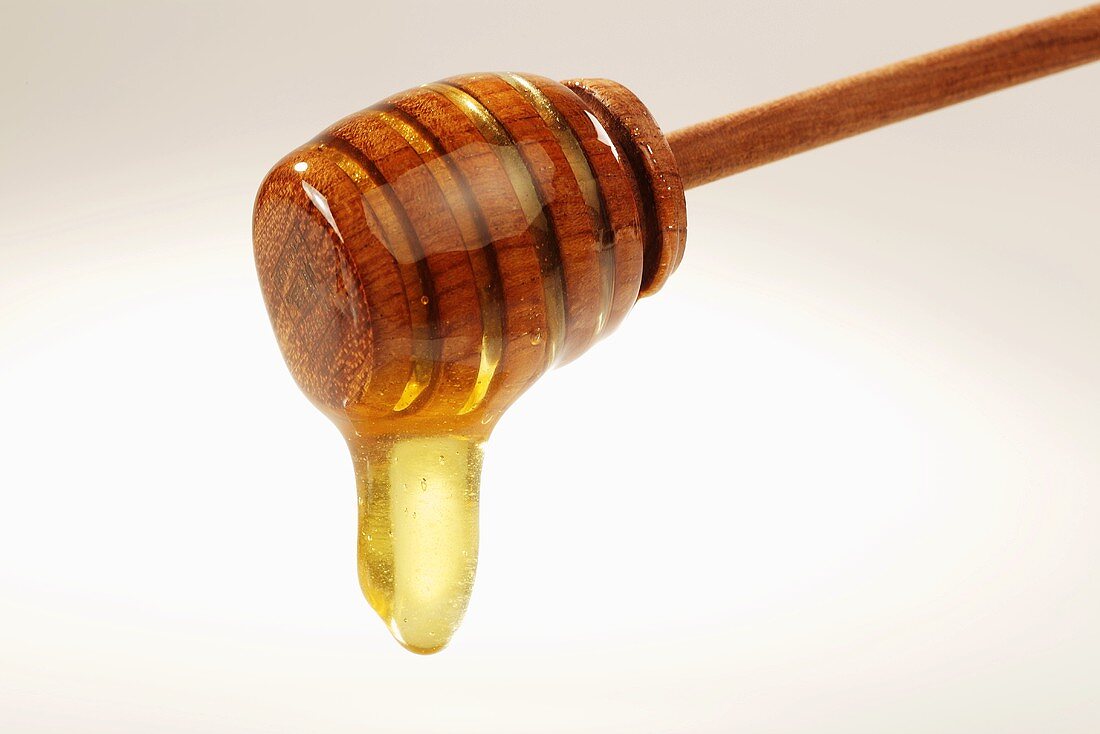 Honig tropft vom Holzlöffel