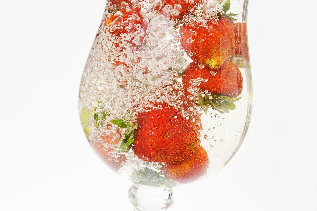 Erdbeeren in einem Glas mit Wasser