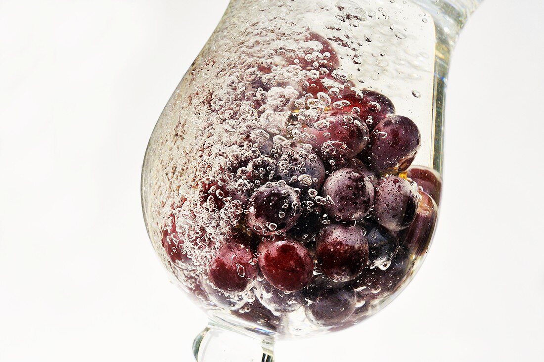 Weintrauben in einem Glas mit Wasser