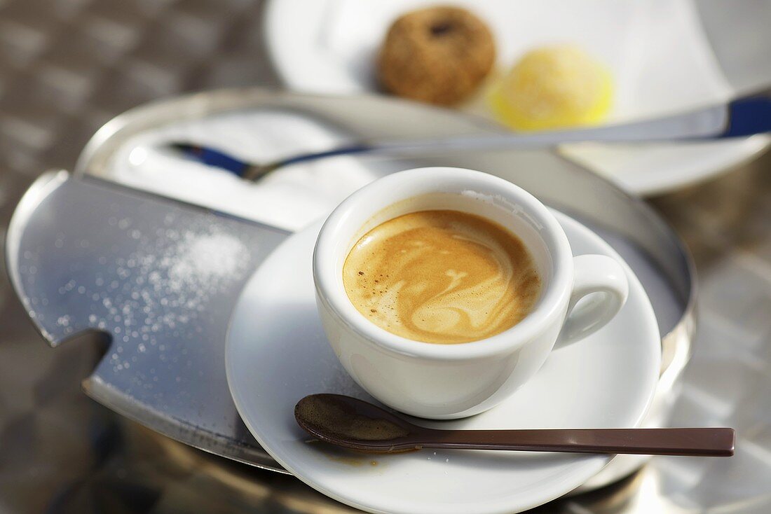 Espresso, Zuckerdose und italienisches Gebäck
