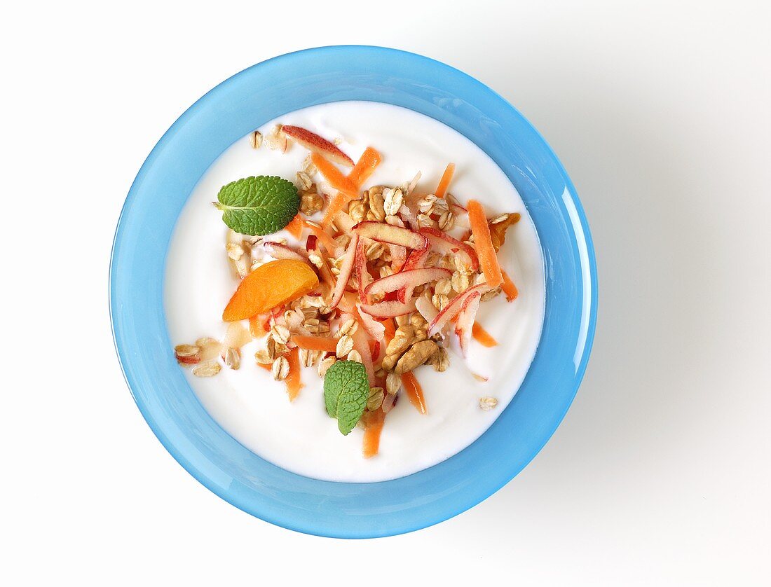 Yogurt muesli with oats, carrots and fruit