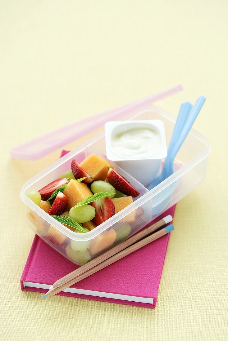 Lunchbox mit Obstsalat und Joghurt