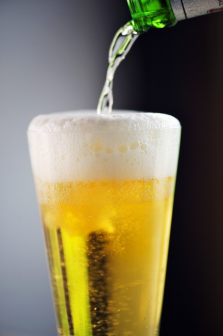 Bier in Glas einschenken