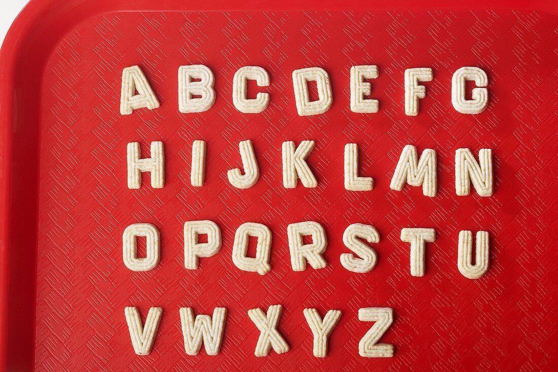 Buchstabenplätzchen (Alphabet) auf Tablett