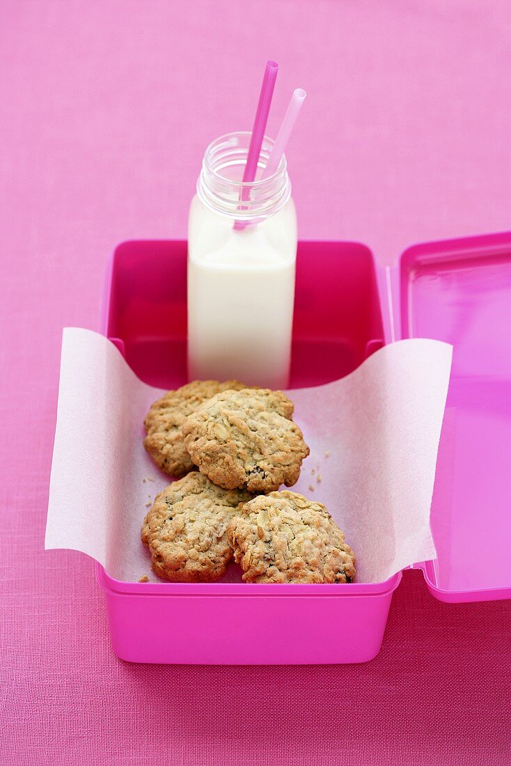 Müsliplätzchen und Milchflasche in Lunchbox