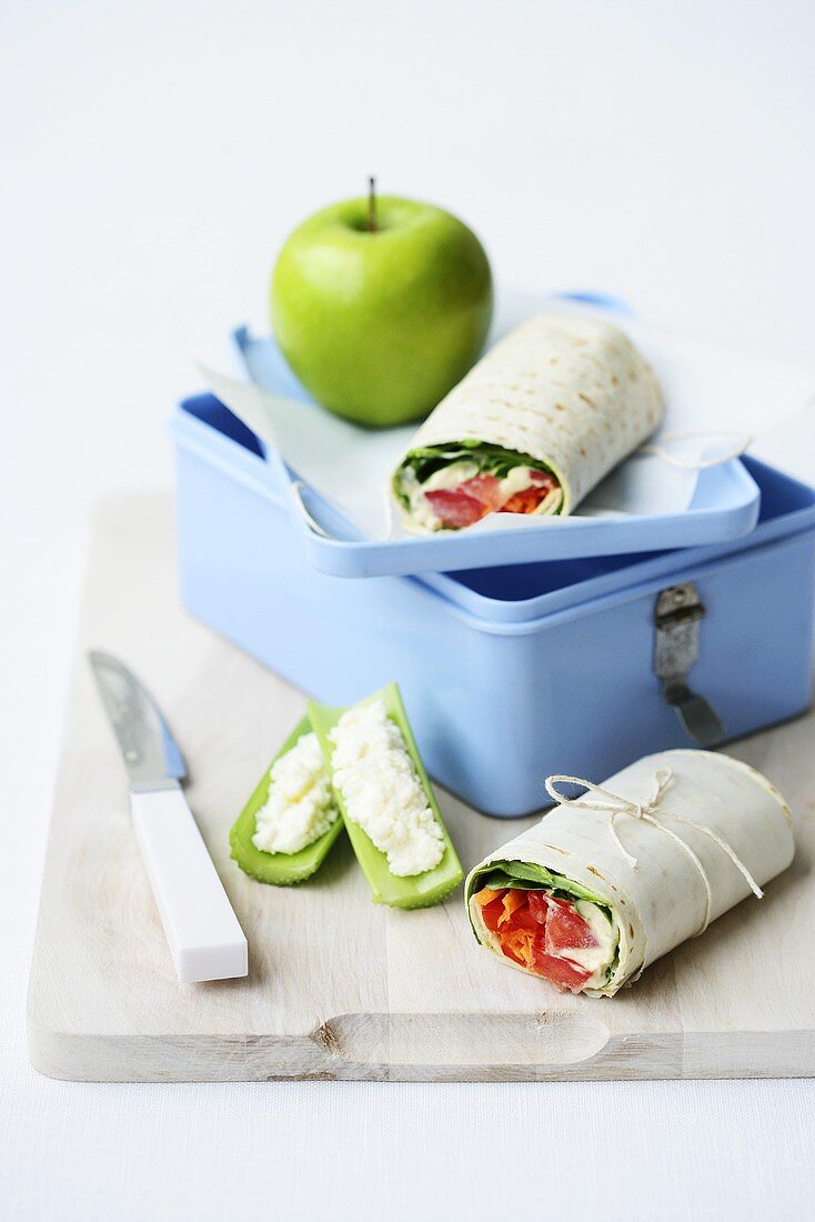 Lunchbox mit Wraps und Apfel