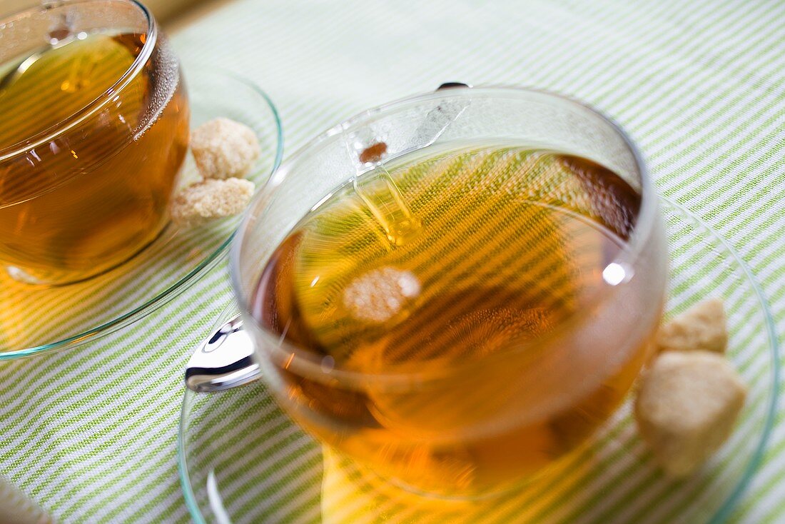 Teetassen mit Zuckerwürfeln