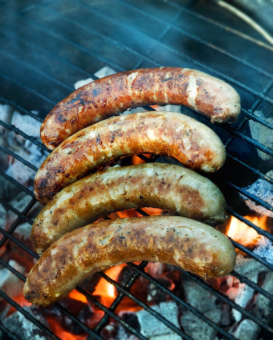 Würstchen am Grill