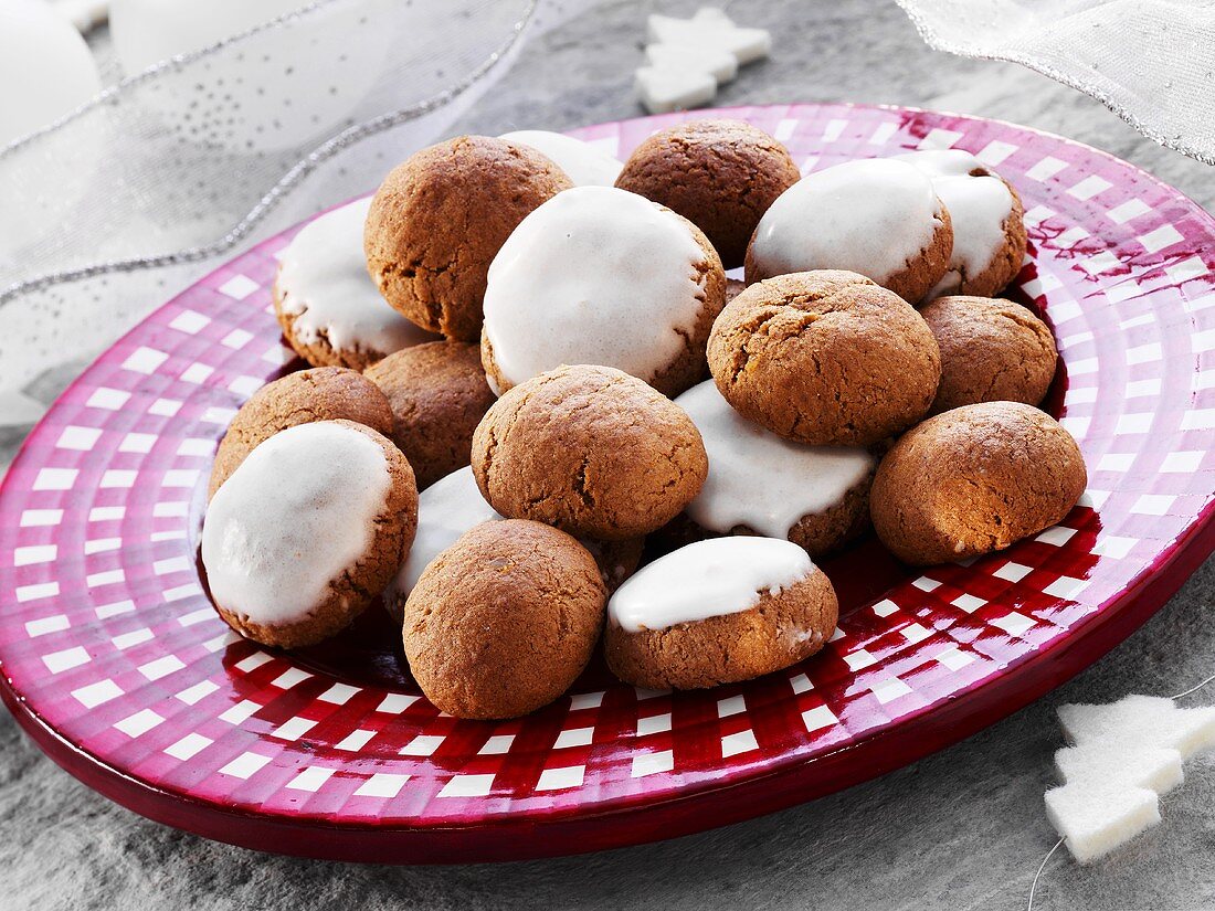 Silesian 'pepper nut' biscuits with and without icing sugar