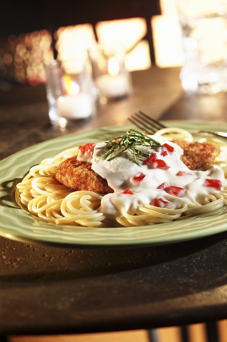 Spaghetti mit paniertem Hähnchen und Käsesauce