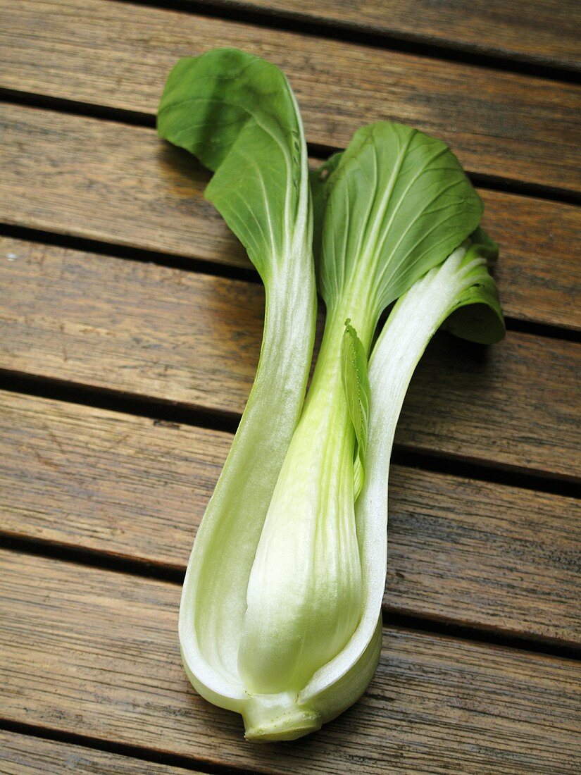 Pak Choi auf Holztisch