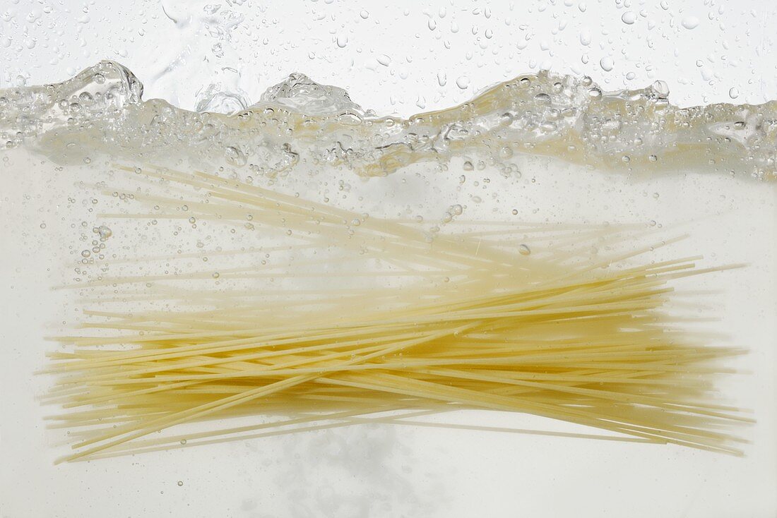 Spaghetti in kochendem Wasser