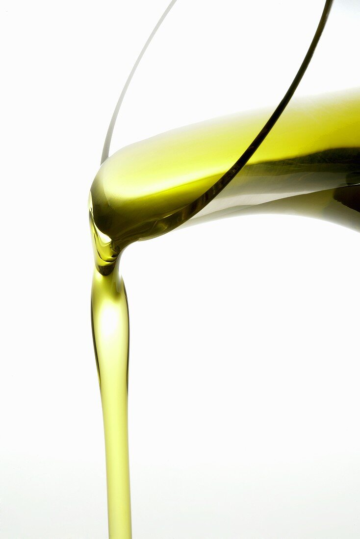 Olivenöl aus Karaffe gießen
