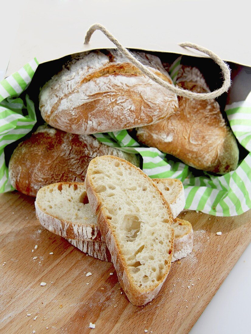 Ciabatta-Brote in Papiertüte