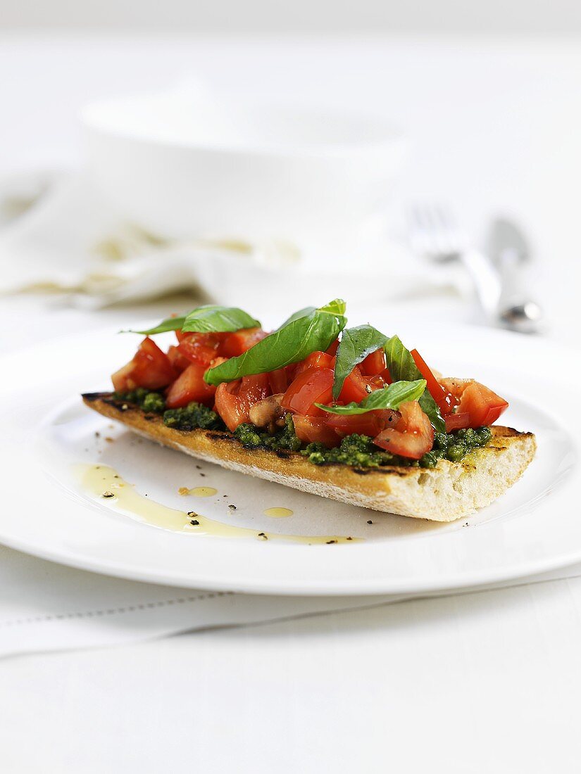 Bruschetta mit Tomaten und Basilikum