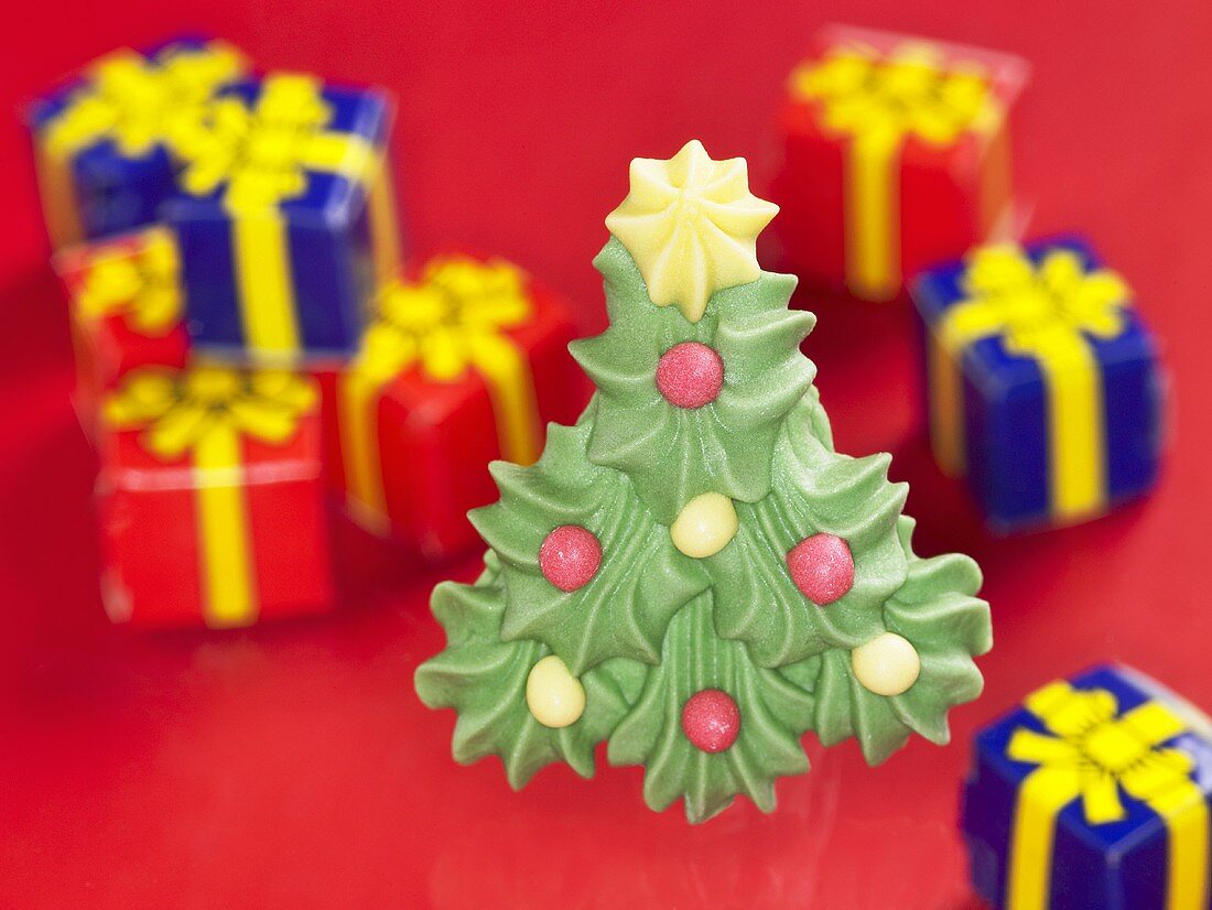 Weihnachtsbaum aus Zuckergebäck vor Geschenken