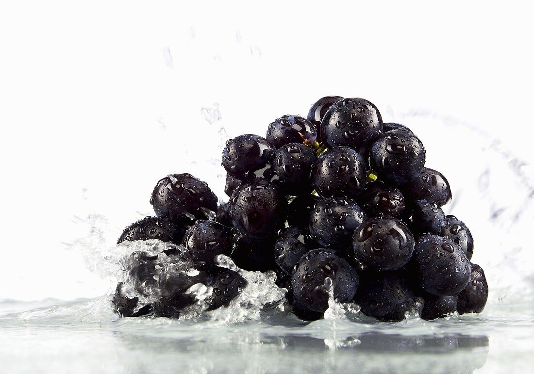 Rote Trauben, von Wasser umspült