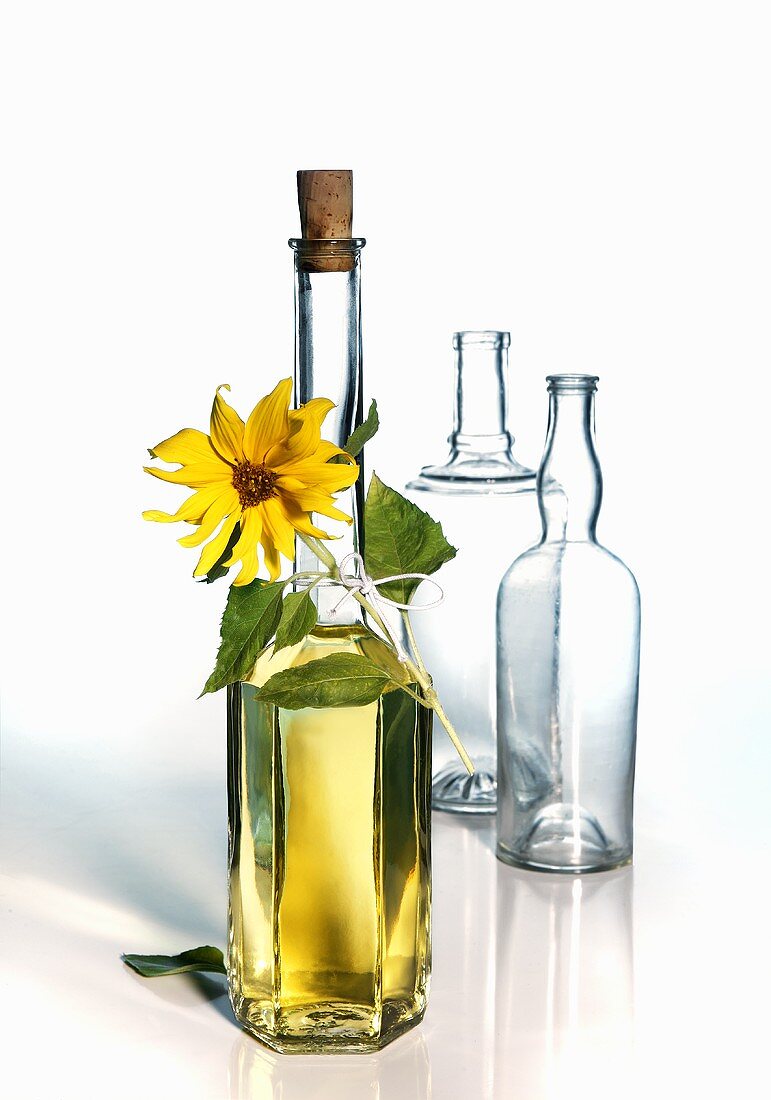Sonnenblumenöl und leere Flaschen