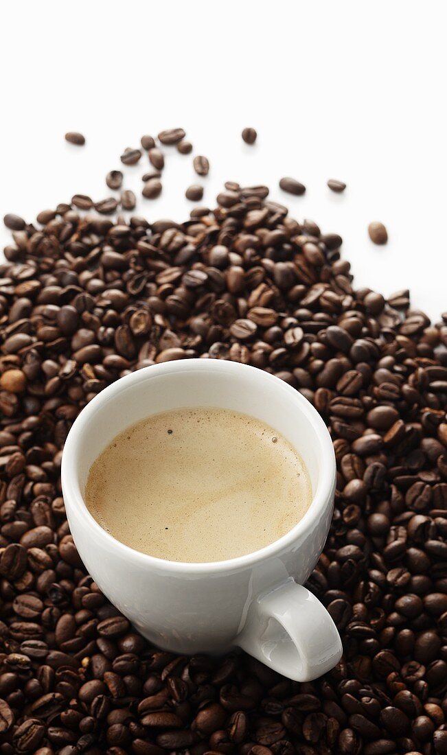 Espresso in Tasse auf Kaffeebohnen