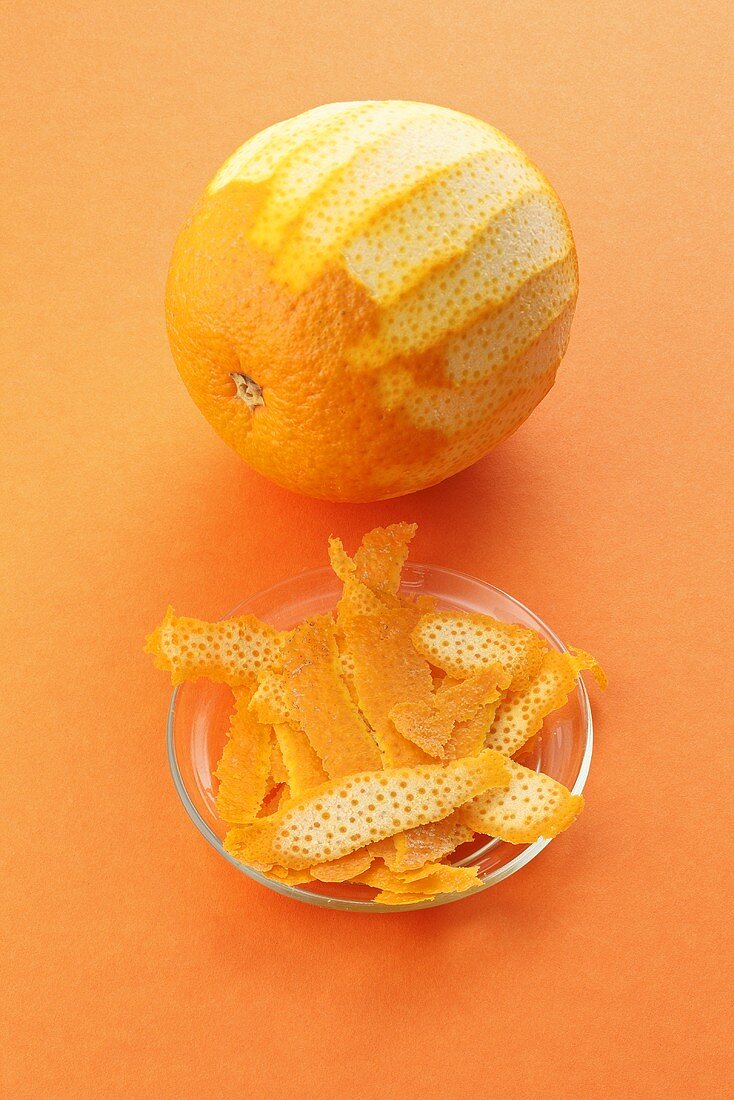 Orange und Orangenschalen