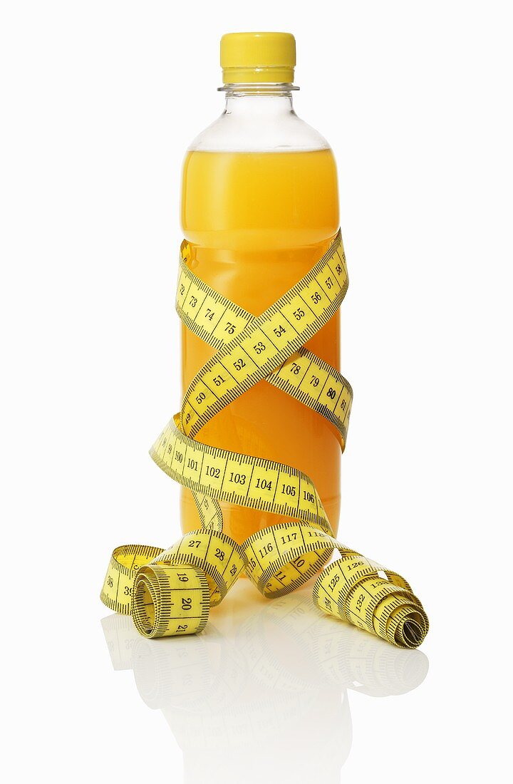Orangensaftflasche mit Massband