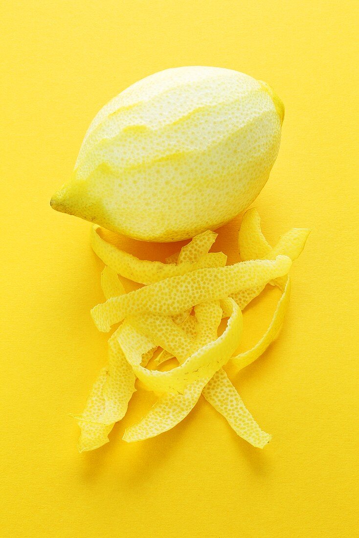 Zitronenschalen und geschälte Zitrone