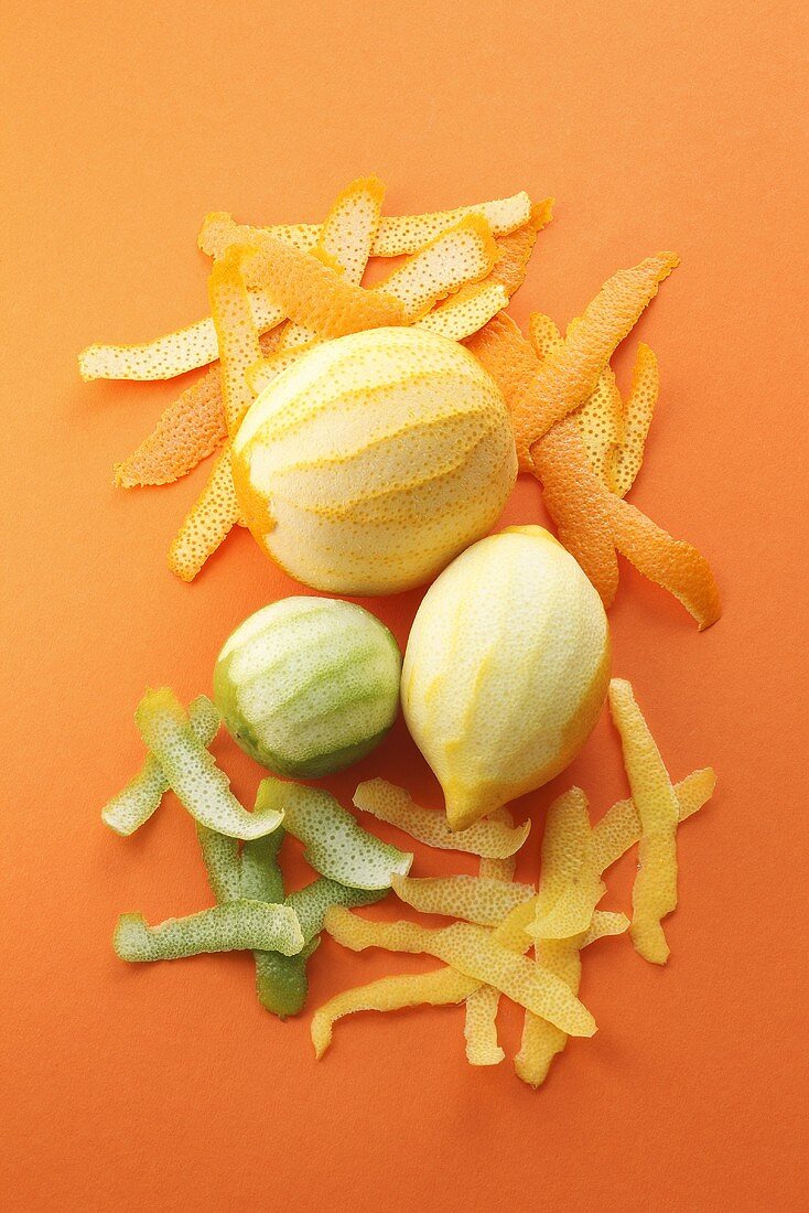 Geschälte Orange, Limette und Zitrone mit Schalen