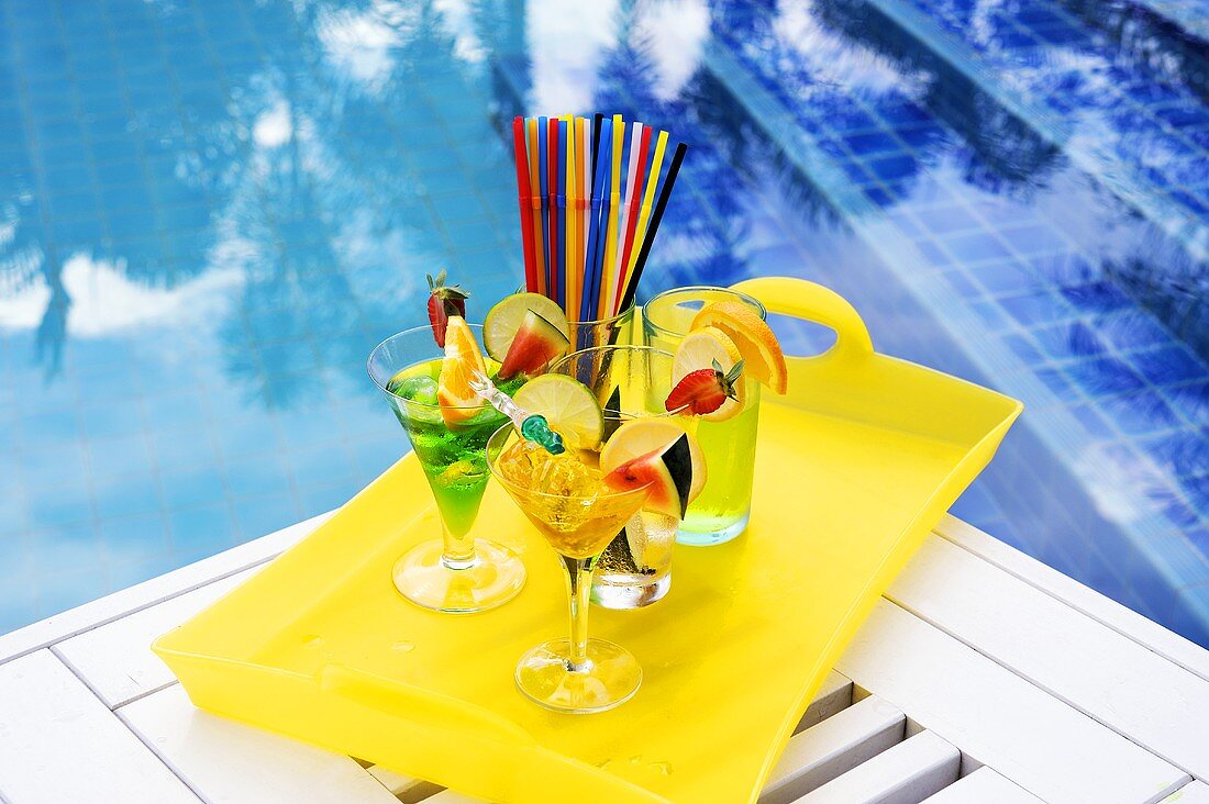 Sommercocktails am Pool