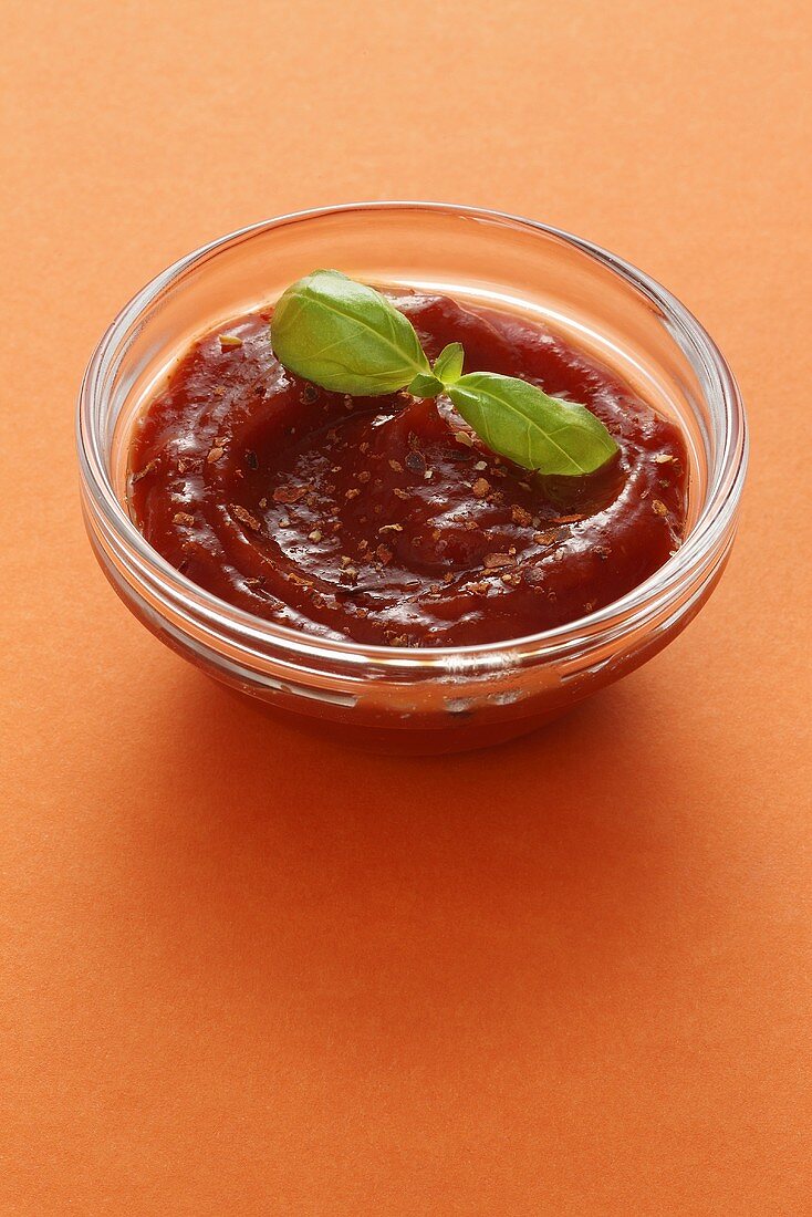 Tomato-chilli sauce with basil