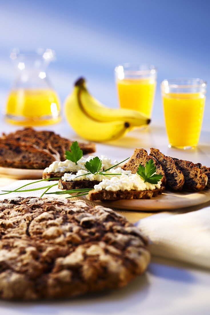 Wholemeal bread with cottage cheese, orange juice and bananas