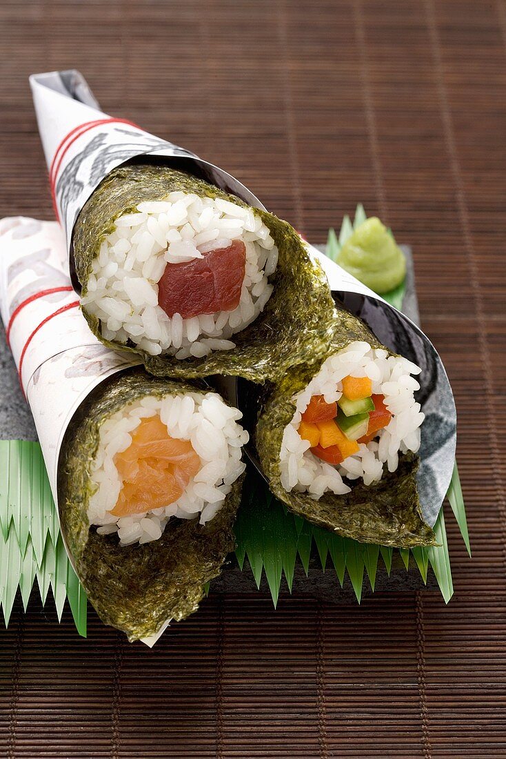 Temaki-Sushi mit Thunfisch, Lachs und Gemüsesticks zum Mitnehmen