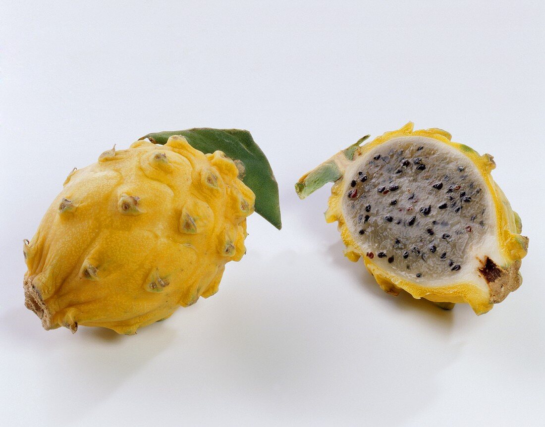 Eine ganze Pitahaya neben einer halben Pitahaya