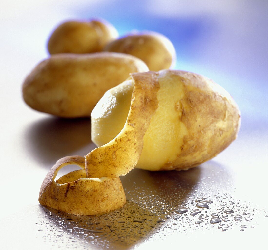 Halb geschälte Kartoffel der Sorte 'Bintje'