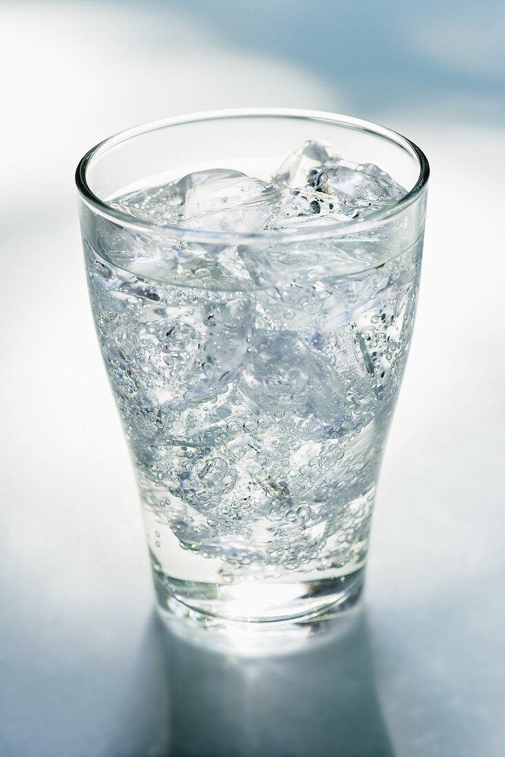 Glas Mineralwasser mit Eiswürfeln