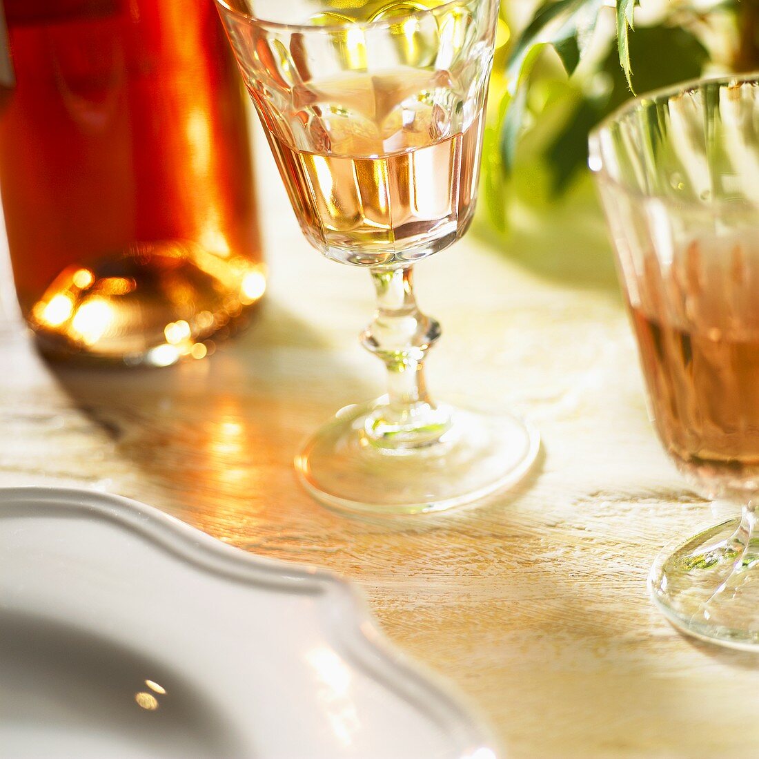 Gläser mit Roséwein und Weinflasche