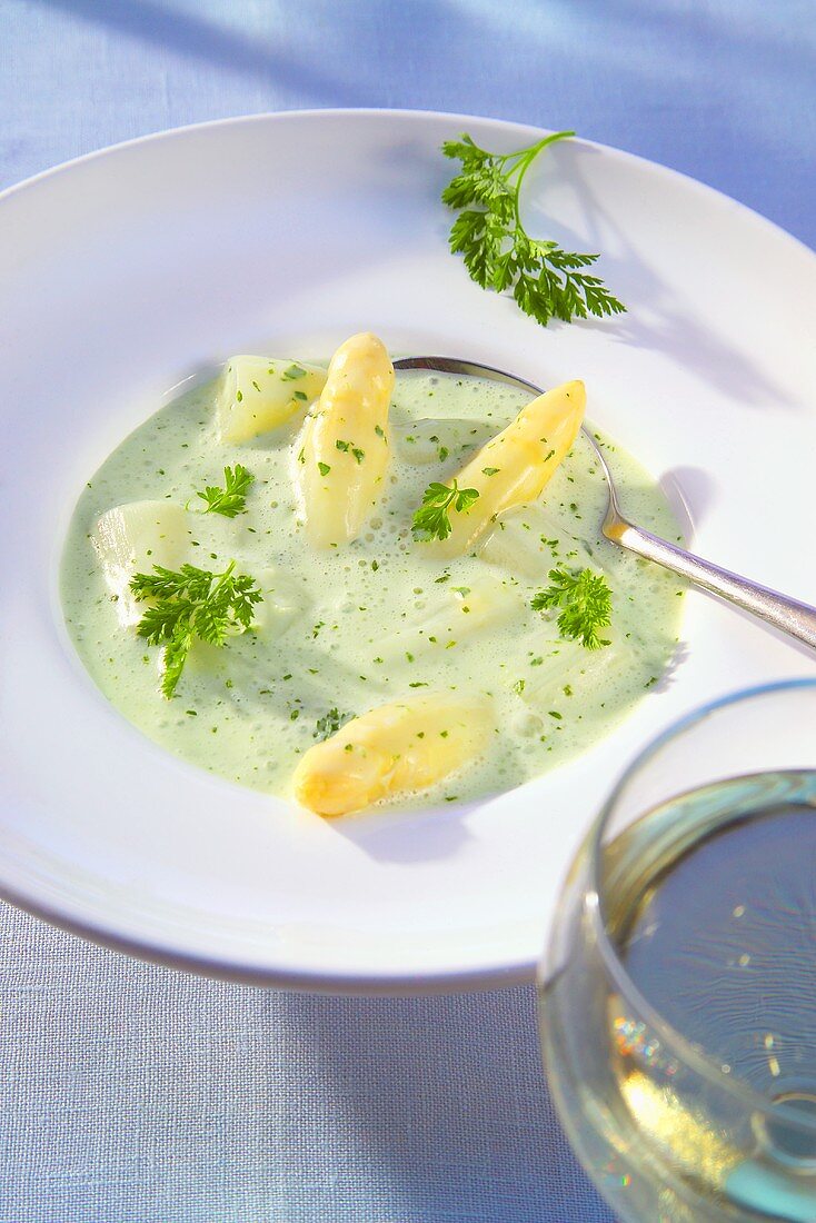 Spargelcremesuppe mit weissen Spargelköpfen