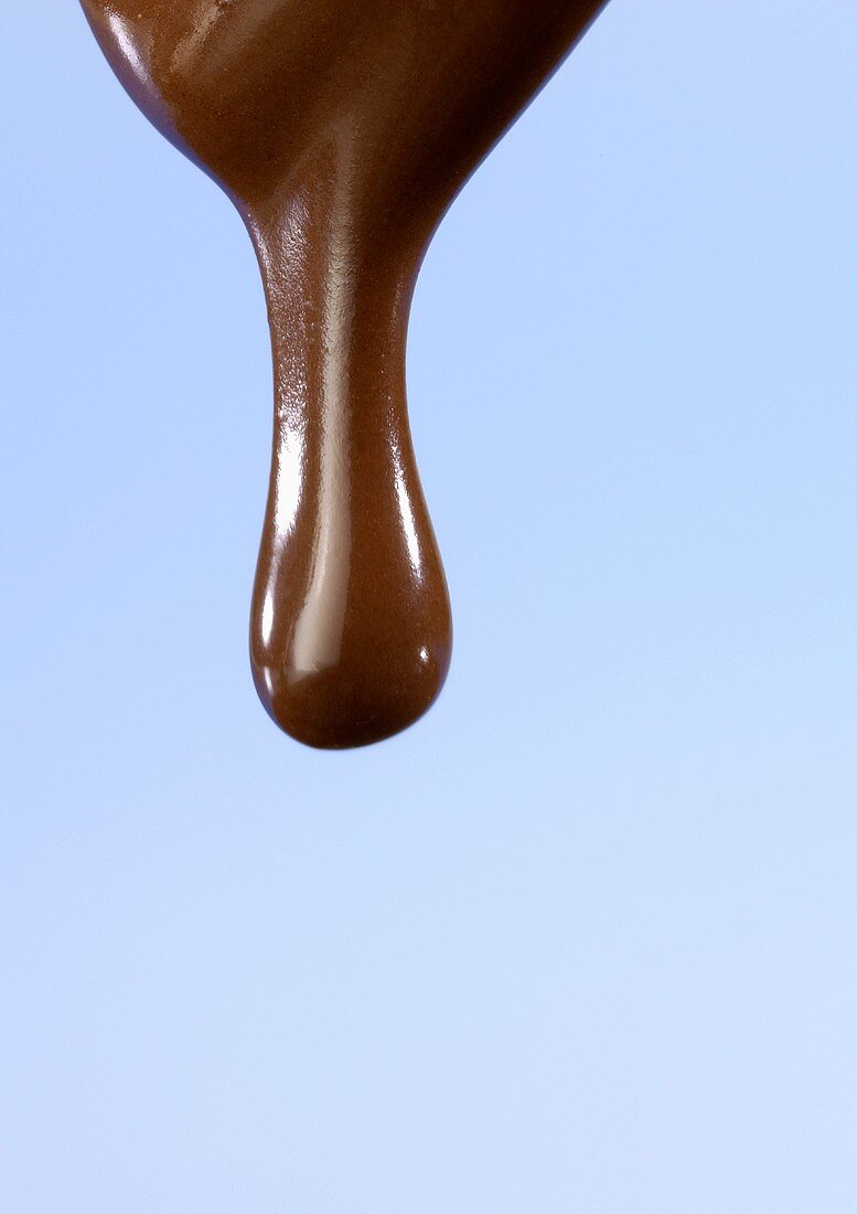 Schokolade tropft von einem Löffel