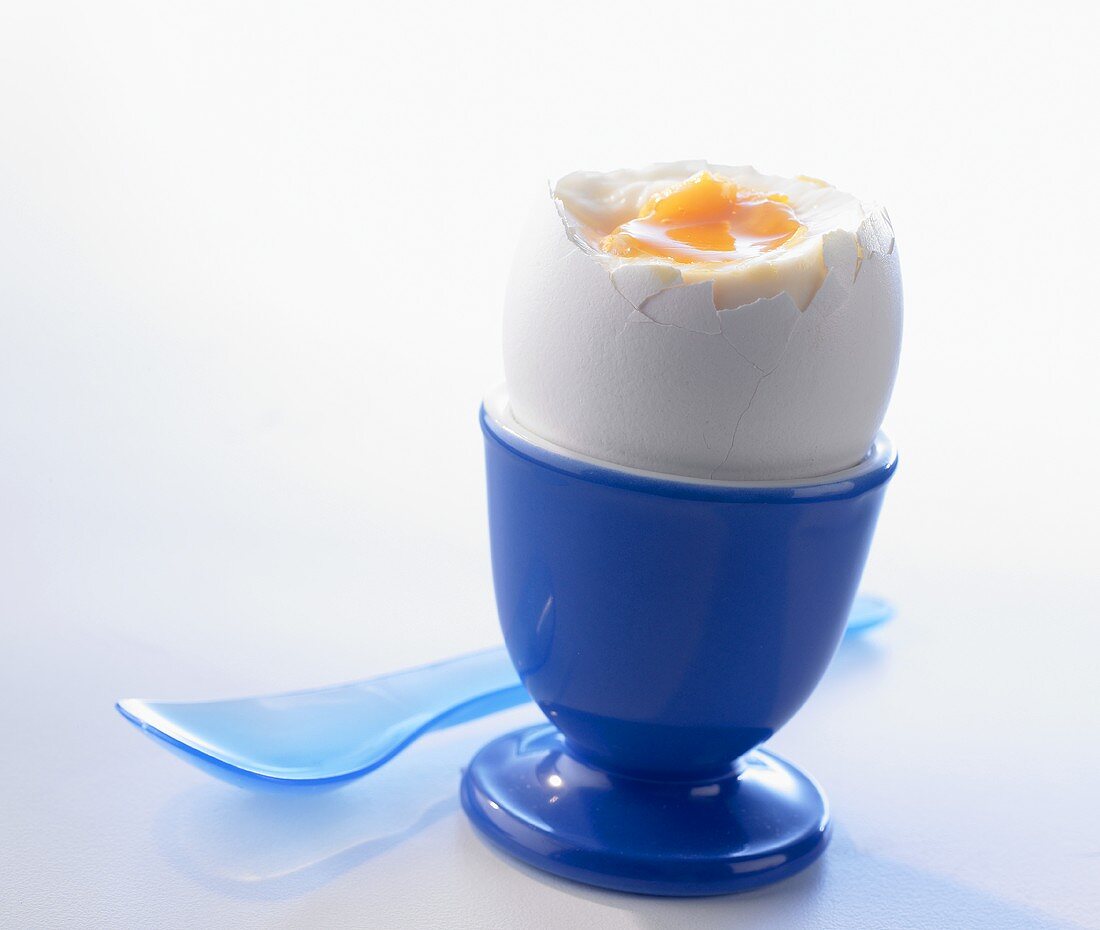 Ein Frühstücksei in blauem Eierbecher