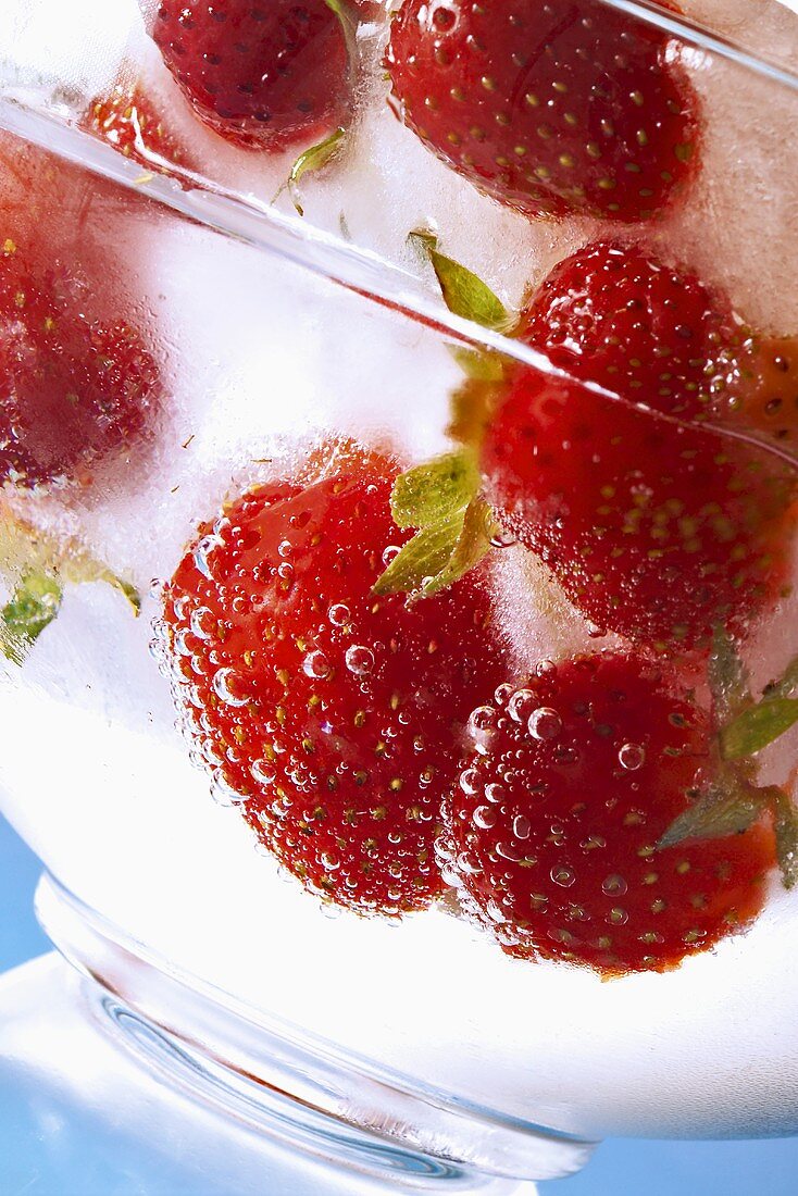 Angefrorene Erdbeeren in einem Glas