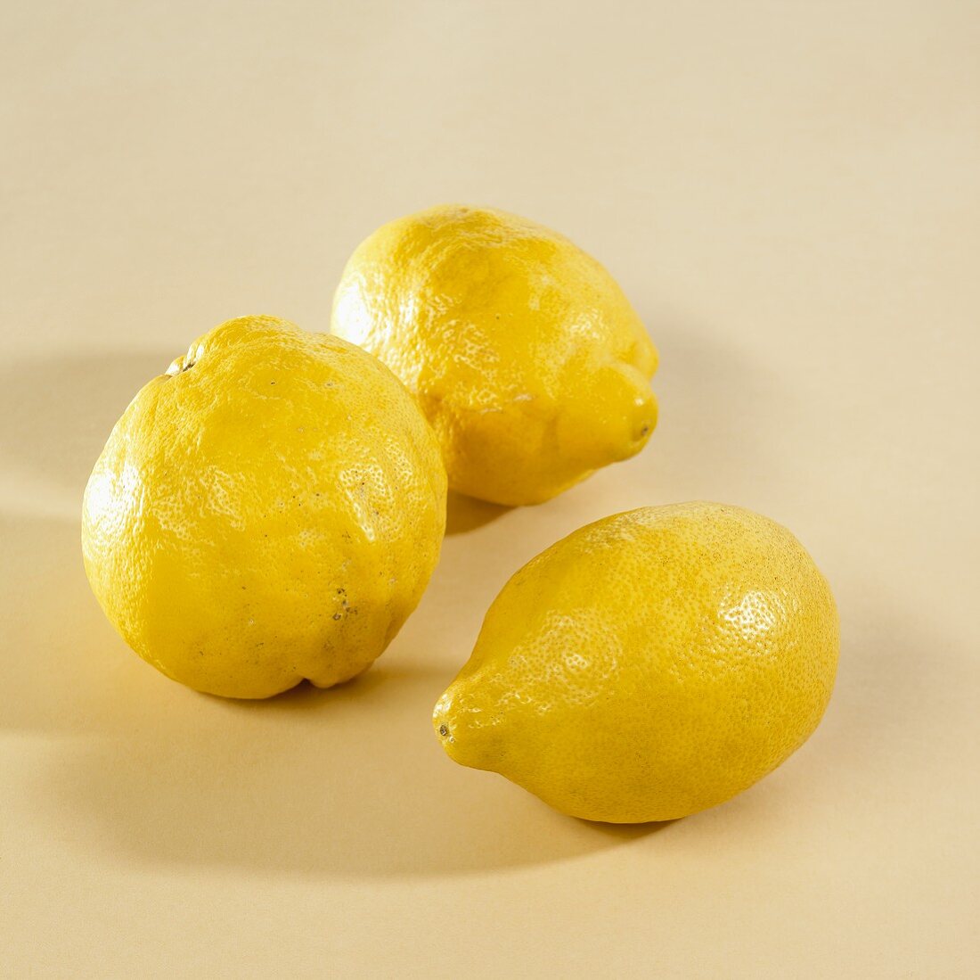 Drei unbehandelte Zitronen